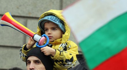 народът пое съдебната палата гръмна бомбичка освиркаха снимки