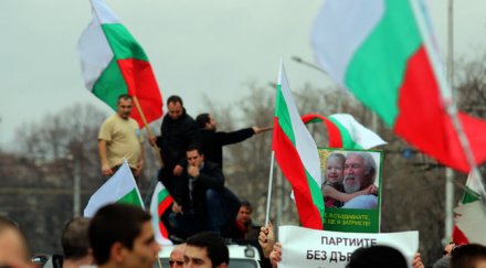 народът пее химна улиците