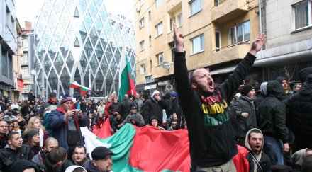 протестите отложат старта група