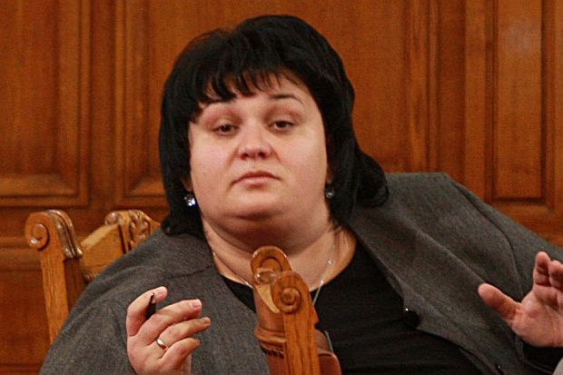 Фидосова крои шапката на Ваньо Танов