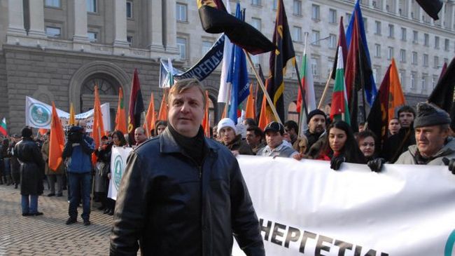 Каракачанов: Не може протестът да е от младежи с бира и боксове