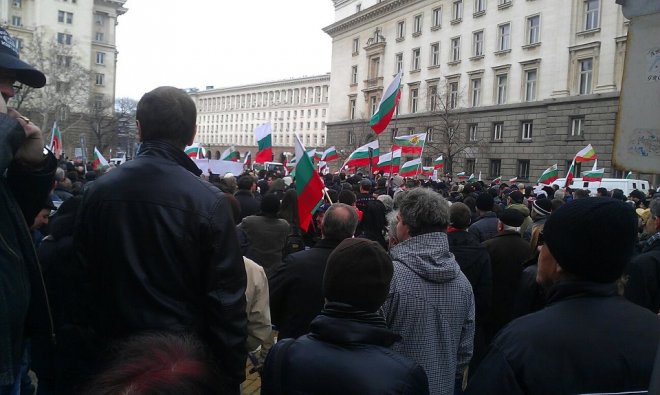 Президентът посрещнат с Ууу на протеста, но запрятал ръкави