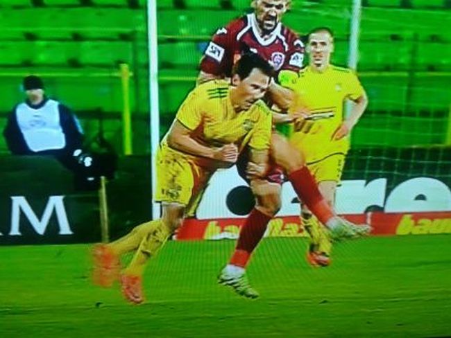 Изритаха Живко Миланов в главата, линейка го откара в болница (Видео)