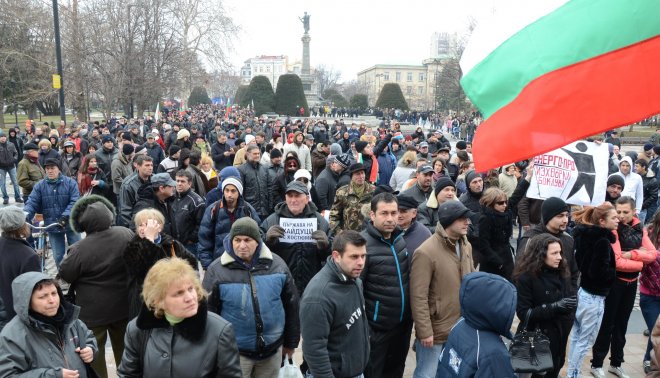 В Сливен изведоха двама протестиращи с полиция