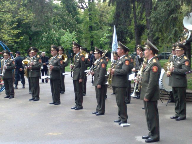 Над 200 души пред президенството в подкрепа на Българската армия