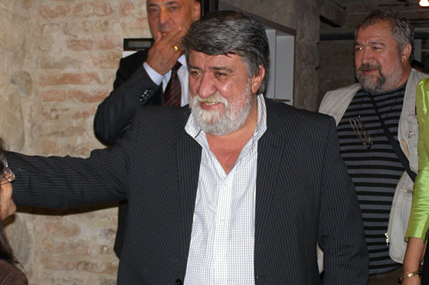 Рашидов се сбогува с властта на трапеза в разгара на протеста