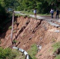 Зверско свлачище откъсна села от света