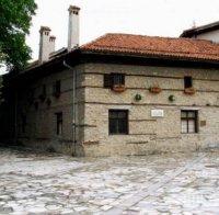 Съмнителни ремонти в къщата музей на Вапцаров  в Банско
