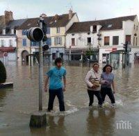 Идва ли потопът към България? Двама души загинаха при наводнения в Румъния
