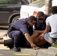 Стриптийз в центъра на Бургас! Мъж се съблече чисто гол в банка, изкарват го с полиция