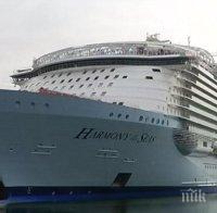 Авенюта с пищна растителност и ледена пързалка на най-големия круизен кораб
