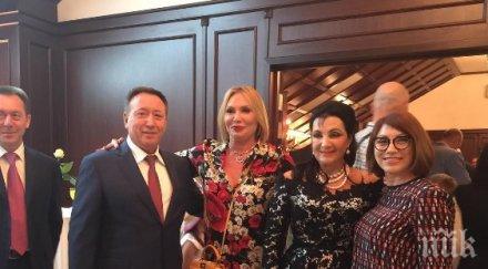 ексклузивно пик майката алина кабаева цъфна майска роза порази младежкия вид снимки