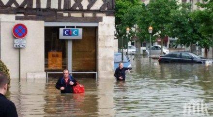 френските спасители евакуирали жителите наводнения град немур