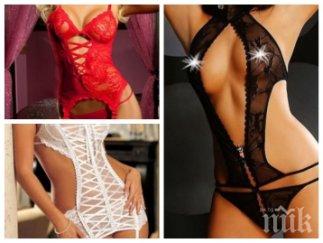 невинна разкрепостена сте леглото цвета бельото