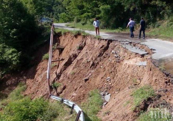 Зверско свлачище откъсна села от света