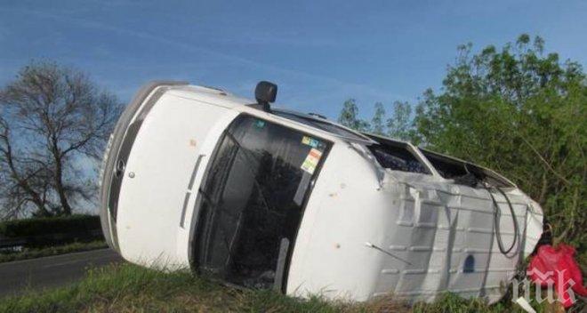 Лека кола и микробус са катастрофирали на пътя Велико Търново - Арбанаси