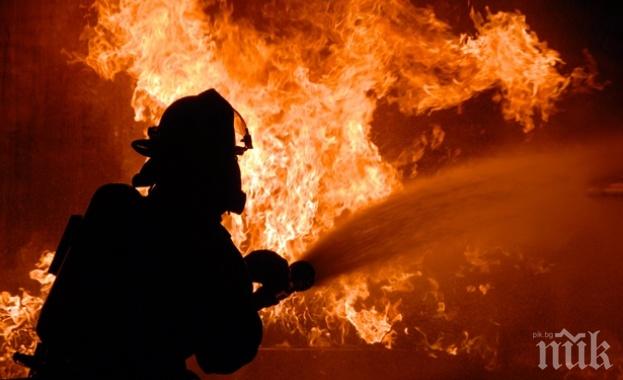95 огнеборци гасиха пожар в склад за горива в Русия