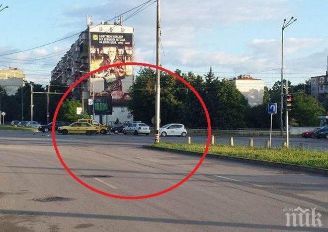 ПЪРВО В ПИК! Потрошеното такси на бул. „България“ се е ударило в трамвай