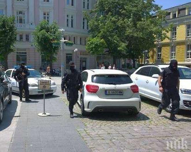 ИЗВЪНРЕДНО! Става напечено в Бургас! Трима маскирани с автомати нахлуха в хотел България, арестите продължават
