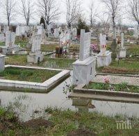 Грозен скандал! Шефът на гробище не разрешава да се погребе разложен труп