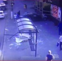 Кола връхлетя върху автобусна спирка и уби двама (ВИДЕО 18+)