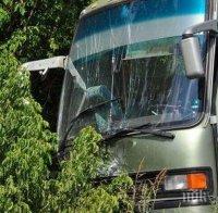 ЕКСКЛУЗИВНО И ПЪРВО В ПИК! Шофьорът на рейса, карал футболисти от Пловдив, навлязъл в насрещното и се забил в ТИР-а
