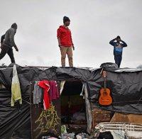 Мигранти са запалили огън от палатки и кошчета за боклук в лагер на гръцкия остров Хиос