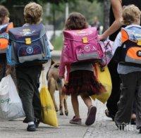 Отказват да запишат за първолаче дете в София. Родители скочиха на протест, подозират далавери в 19 СОУ 