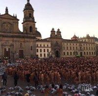 Фотограф съблече 10 000 души за „гол флашмоб”