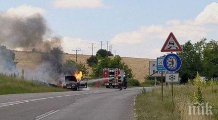 фолксваген пламна удар дърво шофьорът тежко състояние
