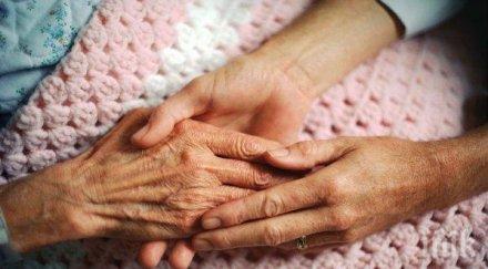 изверг души заплашва нож годишна жена заради лева