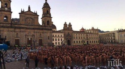 фотограф съблече 000 души гол флашмоб