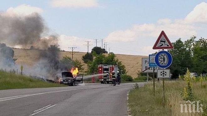 „Фолксваген“ пламна след удар в дърво, шофьорът в тежко състояние