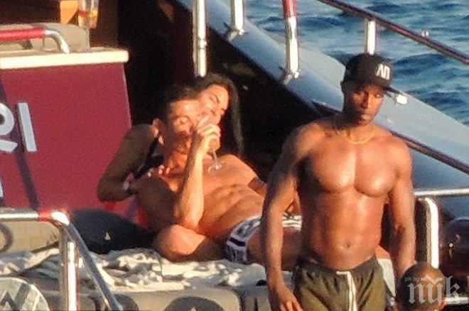 Какво става с Кристиано Роналдо? Хванаха го в нови горещи свалки на яхтата в Ибиса (СНИМКИ 18+)
