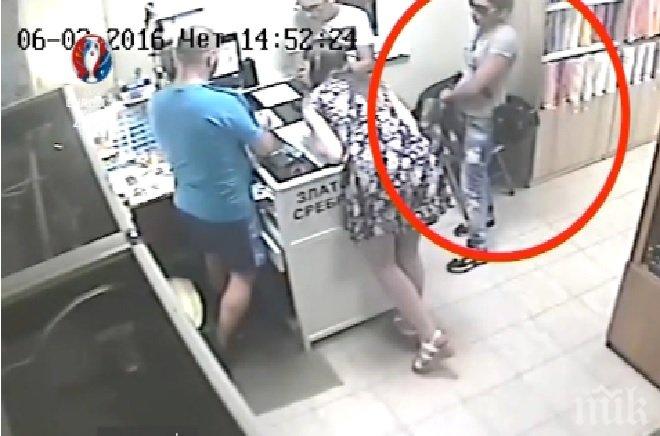 Нагла кражба! Джебчийка отмъкна 2 бона от клиентка в магазин за бижута (СНИМКИ)
