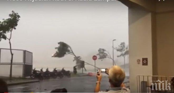 Става страшно: Силен вятър руши сгради в Куала Лумпур (ВИДЕО)