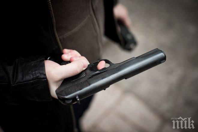 Екшън в Девинско! Обезумял дядо извади пистолет и надупчи кола с бременна и болно дете
