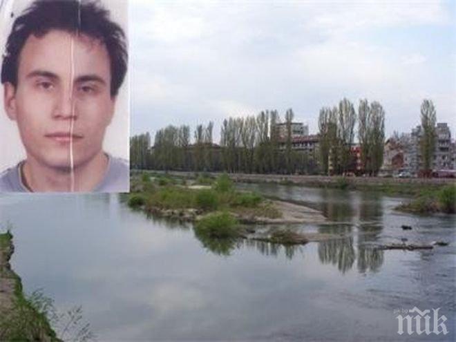 МИСТЕРИЯ! Художник от Пловдив изгори картините си и изчезна! Две години ни вест, ни кост от него 