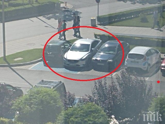 Загадка: Как е излязъл шофьорът от паркираната по нашенски кола?