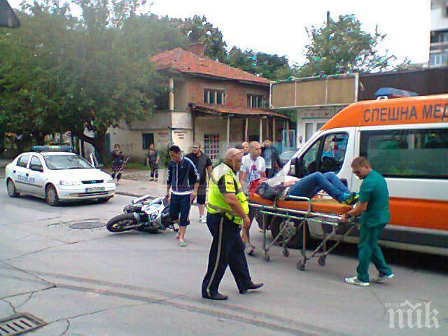 Извънредно от Пловдив! Кола блъсна моторист (СНИМКИ)