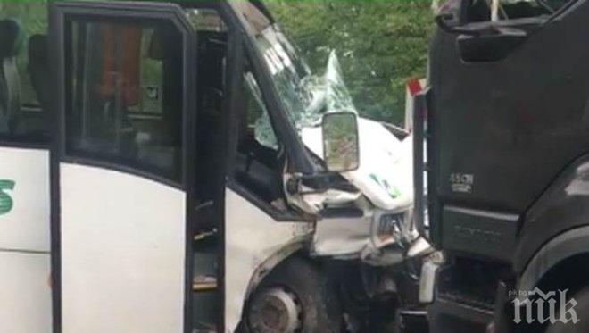 Само треньорът на „Сокол“ Марково остава в болница