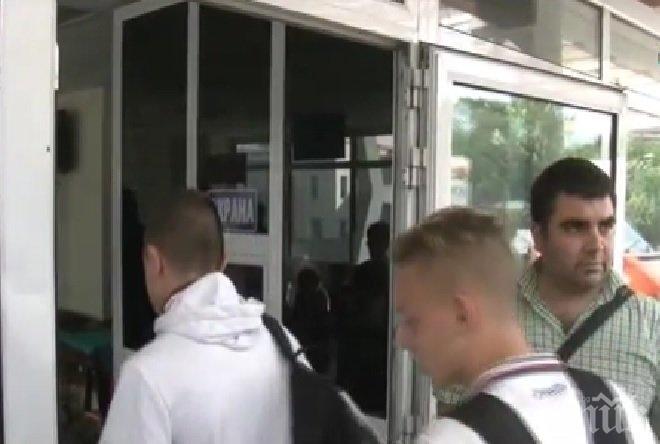 Един от младите футболисти, пострадали при катастрофата в Ришкия проход, шокира журналистка на влизане в болницата (ВИДЕО)
