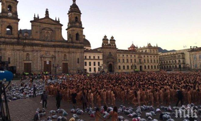 Фотограф съблече 10 000 души за „гол флашмоб”