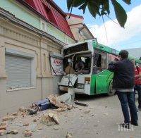 Автобус влетя в сграда в Саратов, 10 души са ранени (СНИМКИ/ВИДЕО)