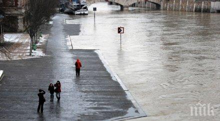 паника франция смъртоносните бури завръщат
