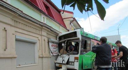 автобус влетя сграда саратов души ранени снимки видео