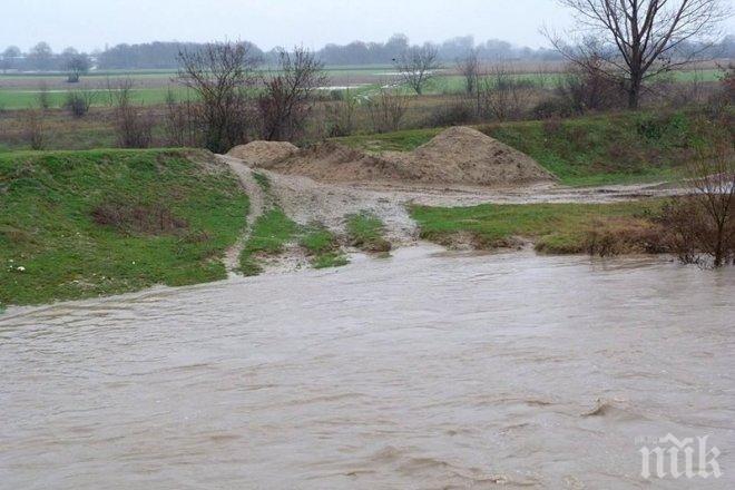 Укрепват дигите на река Стряма след спешна проверка