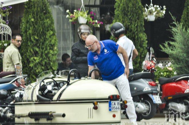 ФОТО БОМБА В ПИК! Пластичен хирург фучи с триколка за 70 бона (ПАПАРАШКИ СНИМКИ)