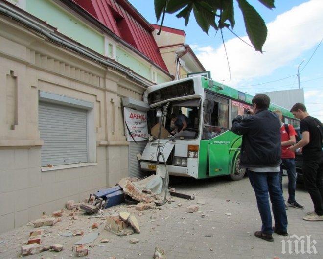 Автобус влетя в сграда в Саратов, 10 души са ранени (СНИМКИ/ВИДЕО)