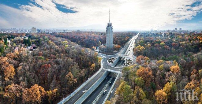 ПЪРВО В ПИК! Тотален абсурд в София, работници с лопати предизвикаха хаос на централен път